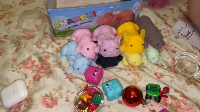 Сквиши Антистресс и другие игрушечки играется Диана. смотреть онлайн