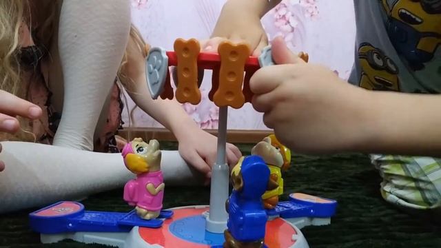 Щенячий патруль - Щенки на тренировке настольная игра - Игры для детей Вкуся и Медведь смотреть онлайн