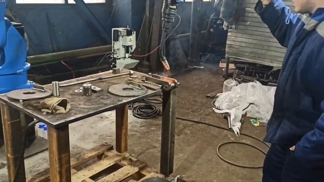 Сварка частей сельхозтехники промышленным роботом CRP - CROBOTP смотреть онлайн