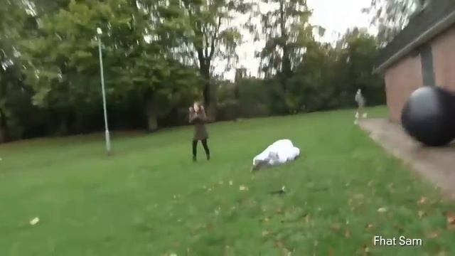 That Hurt .. Guy jumping on ball fail смотреть онлайн