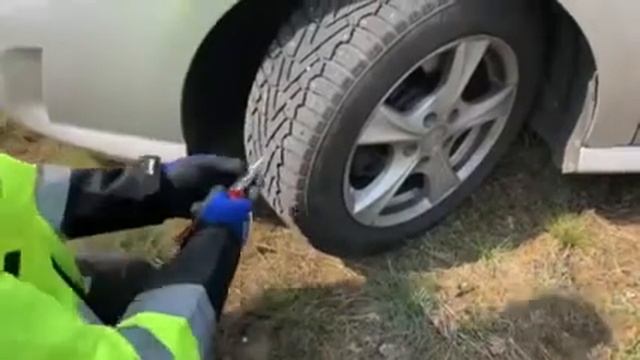 Как быстро вынуть шипы из резины? смотреть онлайн