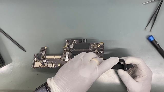 MacBook Pro (13-inch, 2017, 2 TBT3) Logic Board Replacement смотреть онлайн