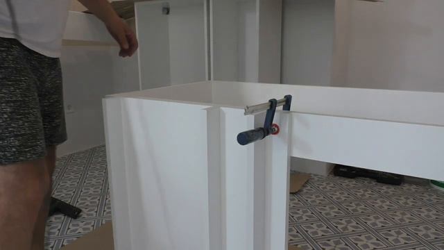 Как собрать нижний угловой шкаф на кухне смотреть онлайн