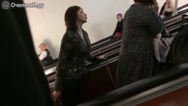 Танцующая женщина в метро смотреть онлайн