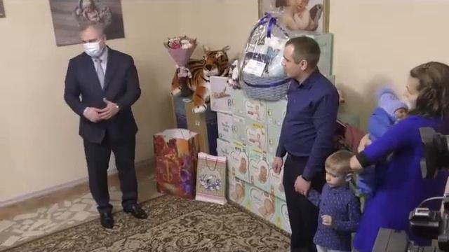 Первого белоруса 2022 года калинковичанина Богдана Некрашевича и его маму Ирину выписали из роддома смотреть онлайн