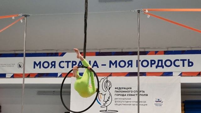 Оленька в Севастополе на соревновании по воздушной гимнастике.2 место. смотреть онлайн