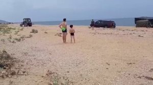 Трактор вытаскивает Кадиллак Эскалейд,неделю сидевшего в песке по арки колес. Динамическая стропа!