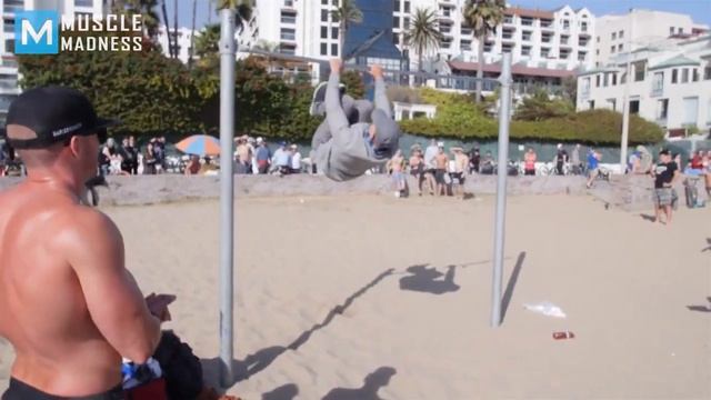 Prank с культуристом - уличная тренировка старика смотреть онлайн