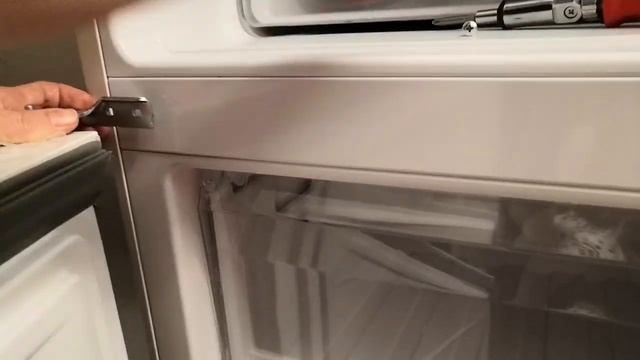 Холодильник Hotpoint Ariston RFI 20 M, перевешивание дверей смотреть онлайн