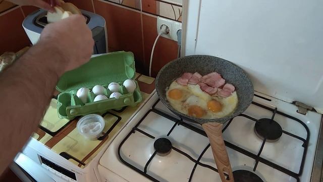 Как приготовить (пожарить) яичницу с беконом смотреть онлайн