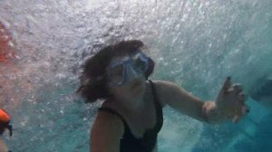 ныряем под водой в уличном бассейне