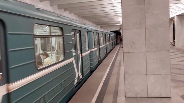81-717/714.5М прибывает на станцию метро Домодедовская.