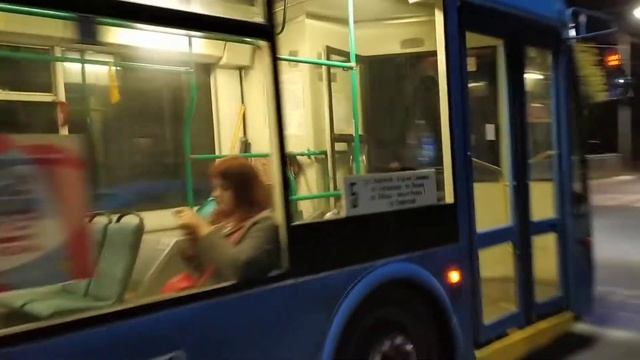 Троллейбус "Тролза" прыгает по "лежачему полицейскому" смотреть онлайн