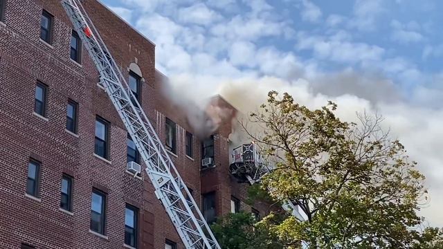 **EARLY ARRIVAL** FDNY Brooklyn 4th Alarm Box 3707 Fire on the Top Floor and Cockloft of a 6 Story смотреть онлайн