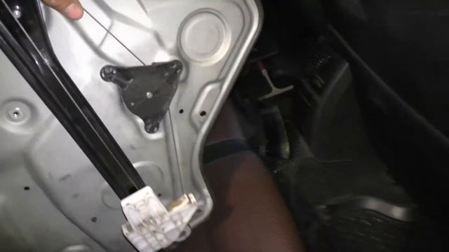 Замена стеклоподъемника Skoda Octavia 2 (A5) смотреть онлайн