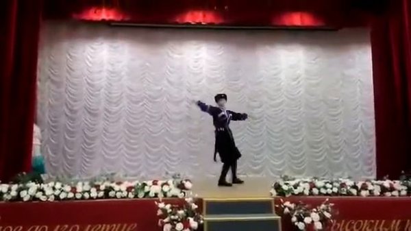 сольная Лезгинка с фланкировкой.