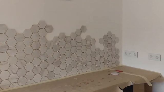 Кухонный фартук/ керамическая шестигранная мазайка под мрамор смотреть онлайн