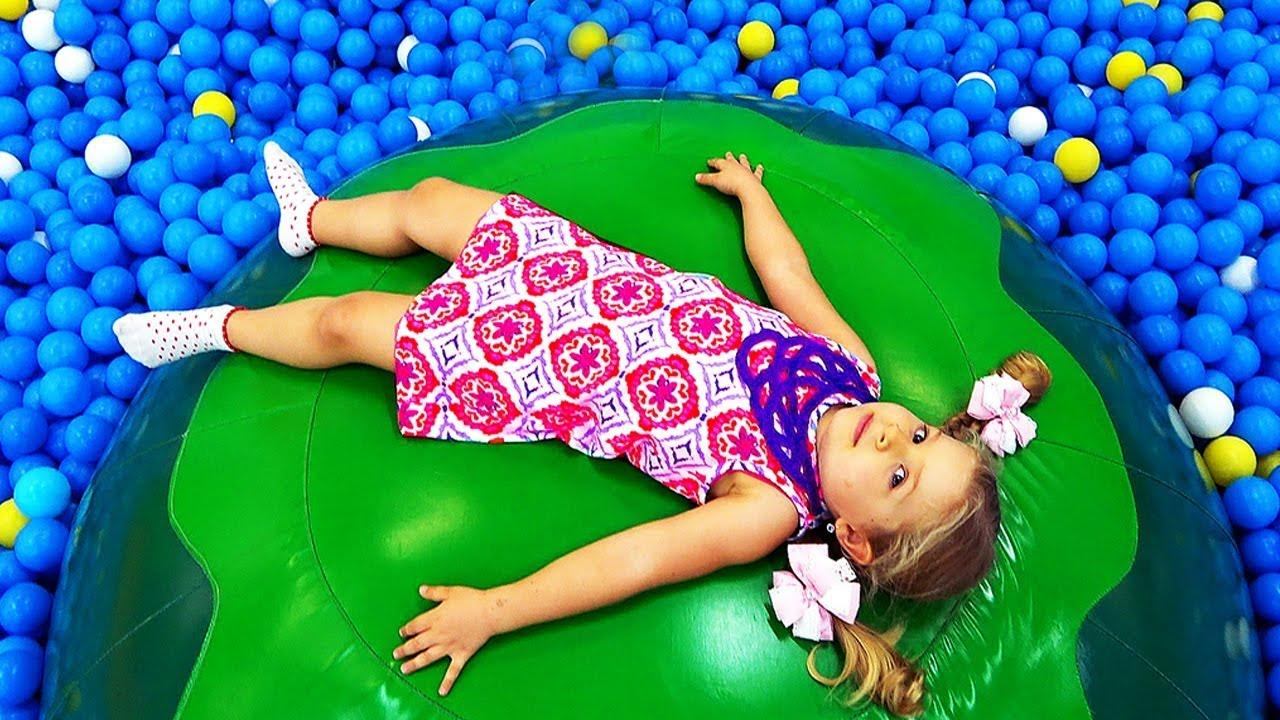 Roma and Diana plays at Indoor Playground for Kids fun Play time смотреть онлайн