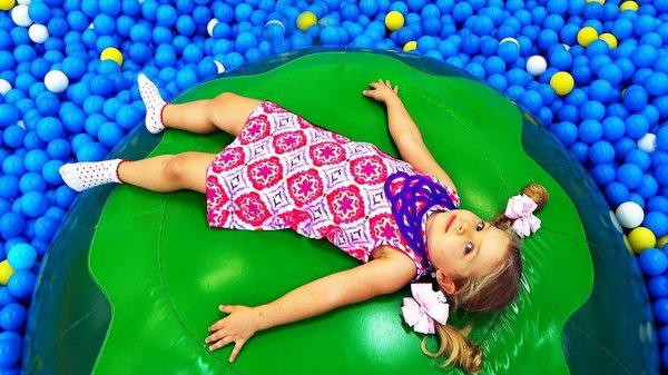 Roma and Diana plays at Indoor Playground for Kids fun Play time