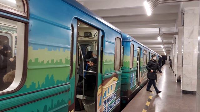 Номерной "30 лет Екатеринбургскому метро" на станции Машиностроителей смотреть онлайн