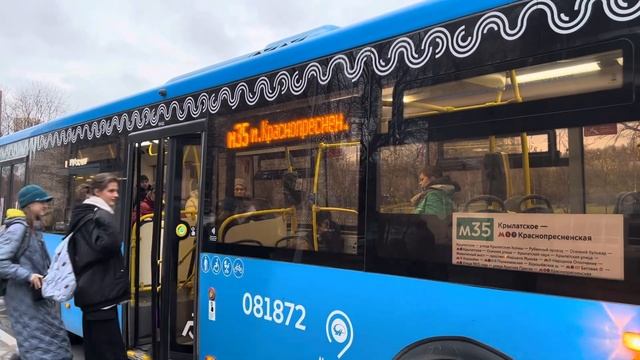 Автобус ЛиАЗ-5292.65 следует по маршруту м35 ”Крылатское - м. Краснопресненская”