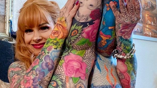 55-летняя женщина покрыла всё тело цветными татуировками. На это она потратила все свои сбережения. смотреть онлайн