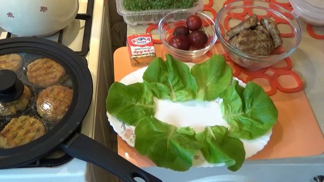 Ленивые зразы из мясного фарша, картофеля, батата с сыром и микрозеленью смотреть онлайн