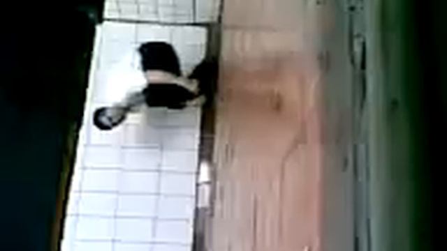 Подсматривает в туалете 2 смотреть онлайн