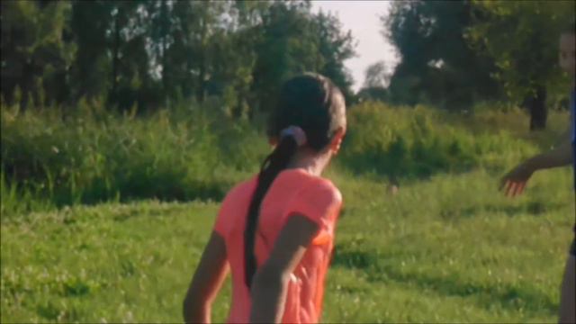 ЛЕТО в Деревне. А у Реки. Девочки плавают в речке. Каролина смотреть онлайн