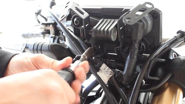 Honda CB650R | Guide | Windshield Installation
