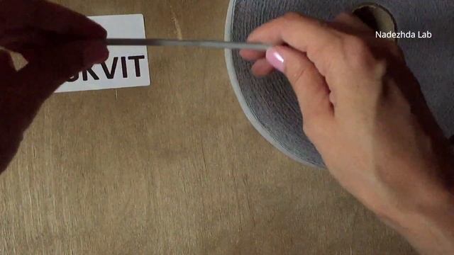 Простая сумка из трикотажной пряжи с кожаный клапаном. Вязание крючком смотреть онлайн