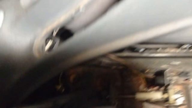 Ситроен С5  1-го поколения. Замена троса ручника.