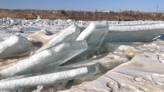 Ледяные торосы на водохранилище Капчагай. Казахстан. смотреть онлайн
