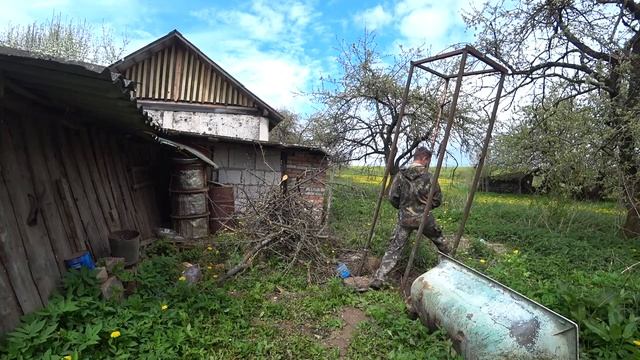 Еду в деревню на скутере. Засекаю расход топлива. Расчищаю участок, полю и поливаю огород. смотреть онлайн