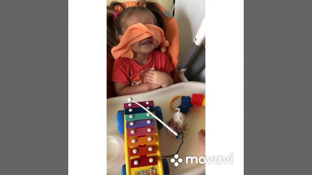Развиваем слух 🦻 Аринка дурачится и не хочет думать, но идея для игры неплохая 😉 (наши развивашки) смотреть онлайн