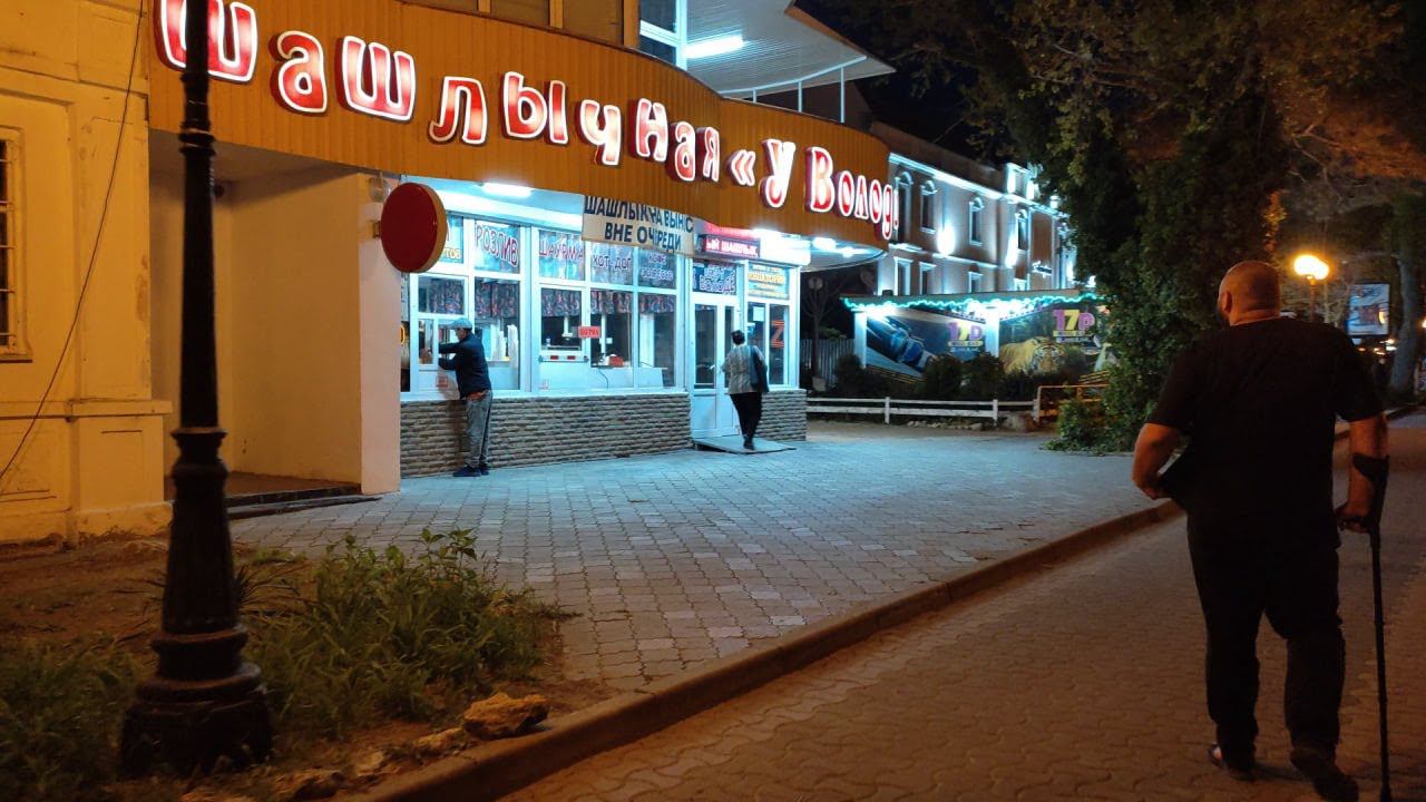 Евпатория 2024. Люди начали возвращаться на набережную Горького, включили первые фонтаны! смотреть онлайн