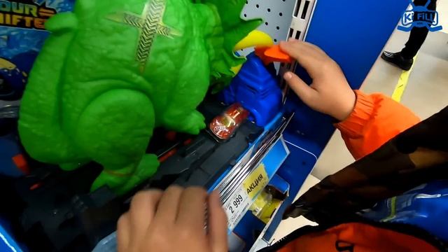 Что подарить МИЛАНЕ на день рождения? Выбираем подарок в магазине // KiFill boys 13+ смотреть онлайн