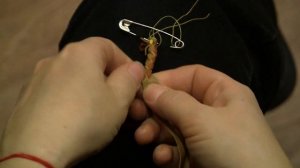 Плетение шнура из четырех кожаных полос на коленке.