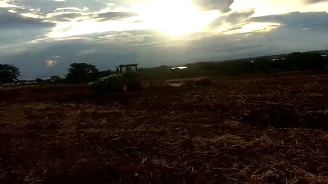 Trator John Deere bruto mesmo!!! смотреть онлайн