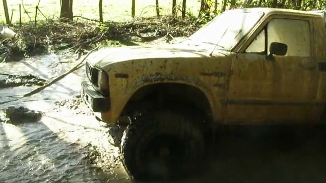 lucky toybota (1983 toyota hilux). steersy going through the swamp lake. смотреть онлайн