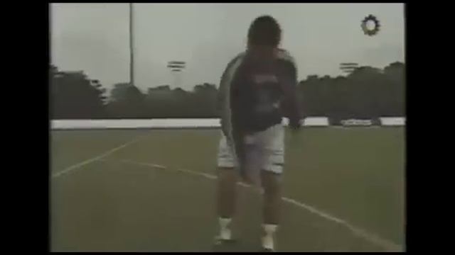 Maradona juggling a football, tennis ball, golf ball....and смотреть онлайн