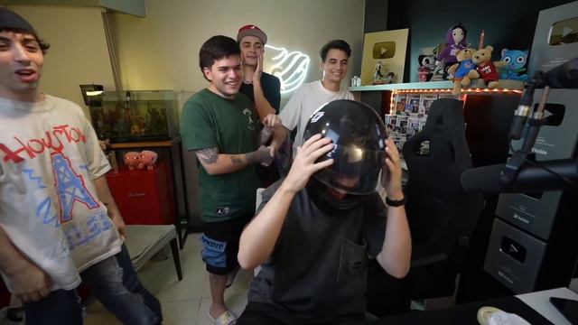 6 HOMBRES vs UN CASCO ☠️ смотреть онлайн