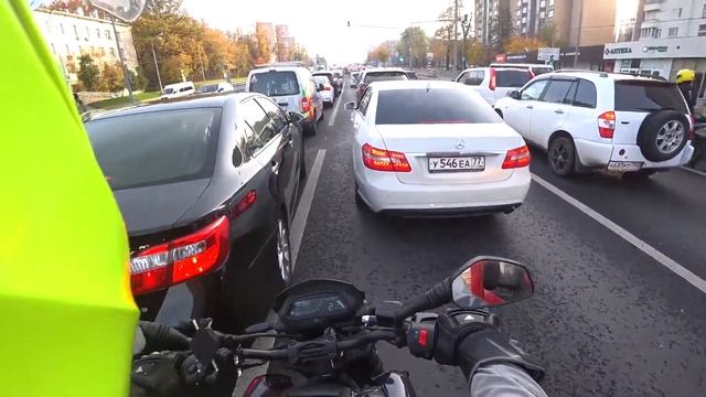 На мотоцикле по пробке из Новой Трехгорки в Москву до Поклонной горы. смотреть онлайн