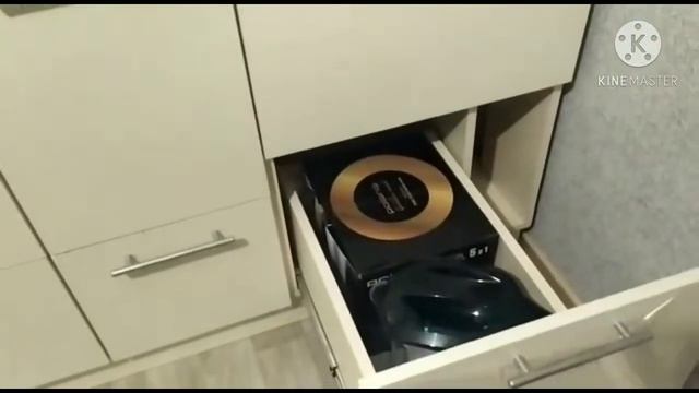 Дизайн угловой кухни. Кухня 12 метров квадратных. Кухня с бежевыми фасадами. смотреть онлайн