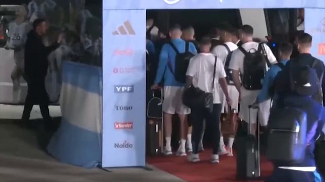 КАК ФАНАТЫ ВСТРЕТИЛИ МЕССИ В АРГЕНТИНЕ ПОСЛЕ ПОБЕДЫ НА ЧЕМПИОНАТЕ МИРА? ЧТО ТВОРИЛОСЬ НА УЛИЦАХ? смотреть онлайн