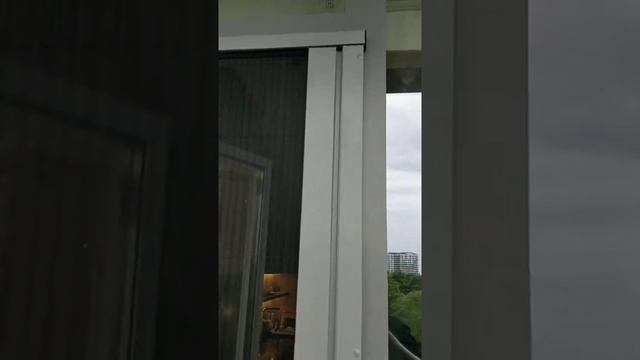 Установка сетки плиссе на балконную дверь