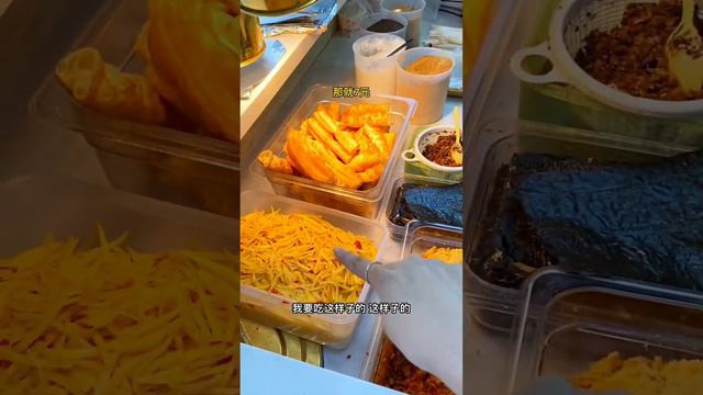 街边偶遇老式蛋糕，和小时候吃过的一模一样，勾起童年回忆啊啊啊【小魔鱼】 #在路边摊感受人间烟火 #路边摊美味 смотреть онлайн
