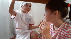 Дети играют в доктора и стомотолога