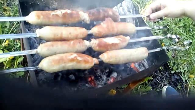 Смотреть вкусно жарятся купаты на углях! смотреть онлайн