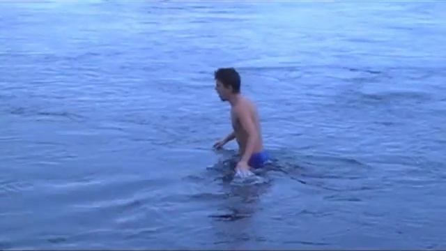 Миша ныряет в Енисей (Красноярск) Misha swims in Yenisey смотреть онлайн